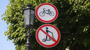 На Петровской набережной повесили знаки о запрете езды на СИМ и велосипедах