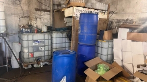 В Ленобласти нашли два подпольных цеха с «паленым» алкоголем для петербургских «наливаек»