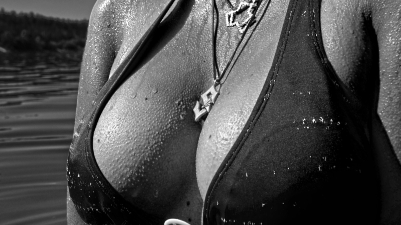 Петербургские красавицы сняли лифчики и вышли на улицу: аномальная жара разделила Культурную столицу