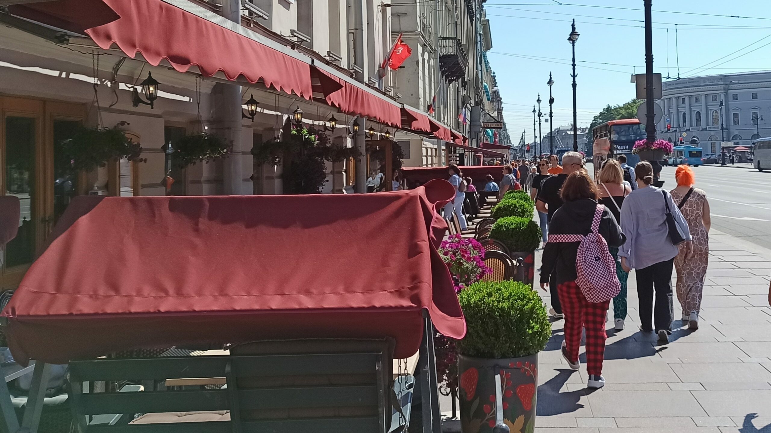 Владельцы кафе и баров продолжают сводить петербуржцев с ума, размещая веранды