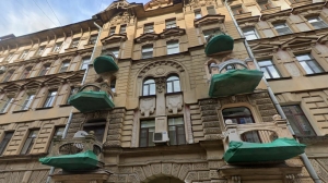 «Руки за такое оторвать»: петербуржцы с Кавалергардской не хотят расставаться с аварийными балконами