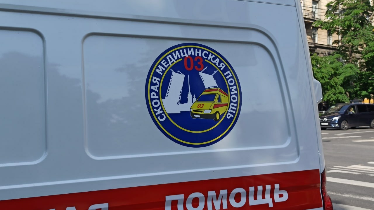 На Софийской перевернулась машина скорой помощи