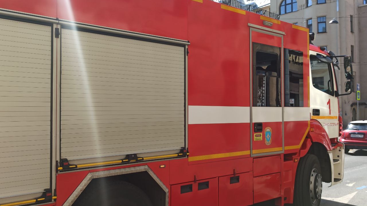 В Петербурге из-за пожара на балконе эвакуировали 15 человек