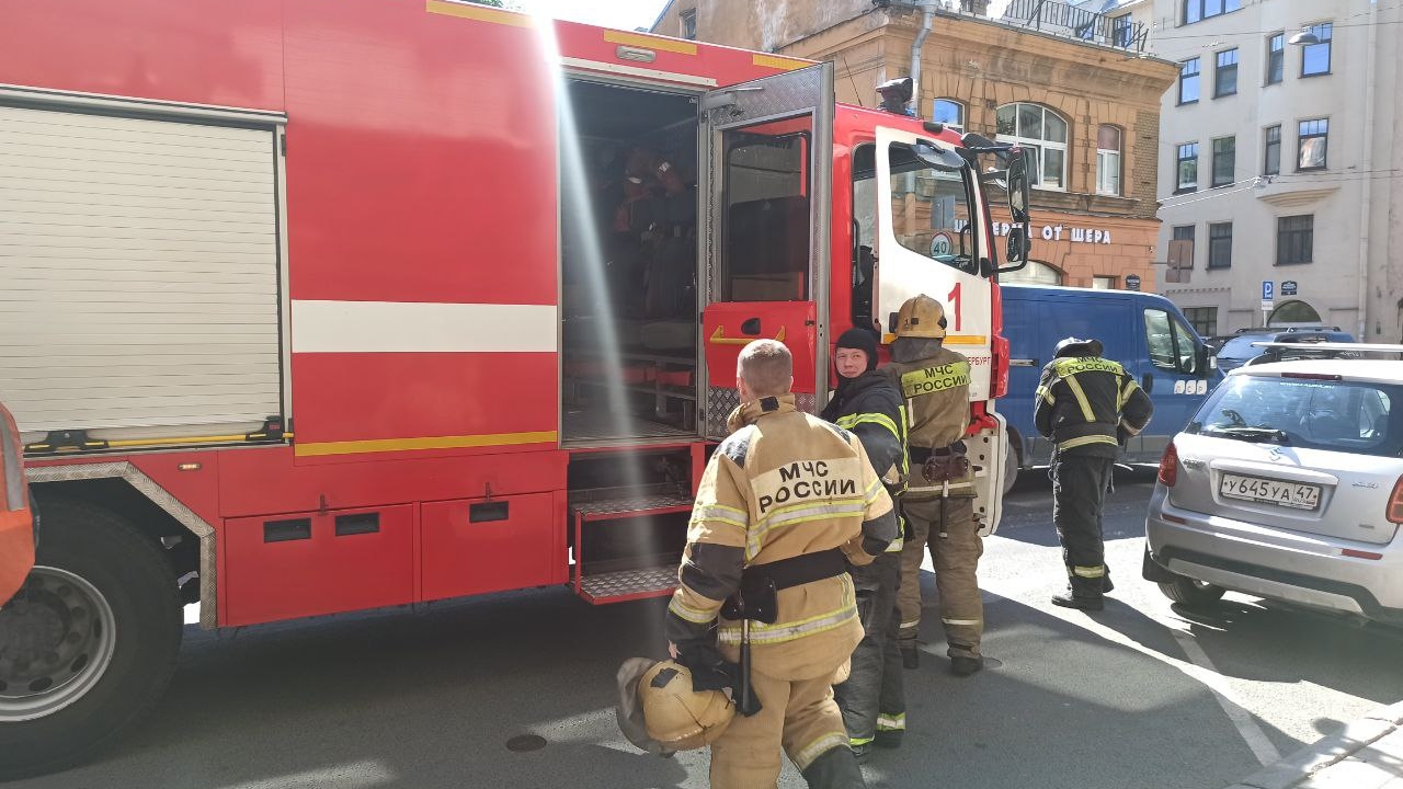 В Петродворцовом районе из-за пожара эвакуировали 7 человек