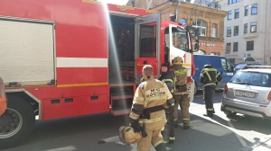 Опасная работа: пожарных Петербурга застрахуют от смерти и увечий на 20 млн