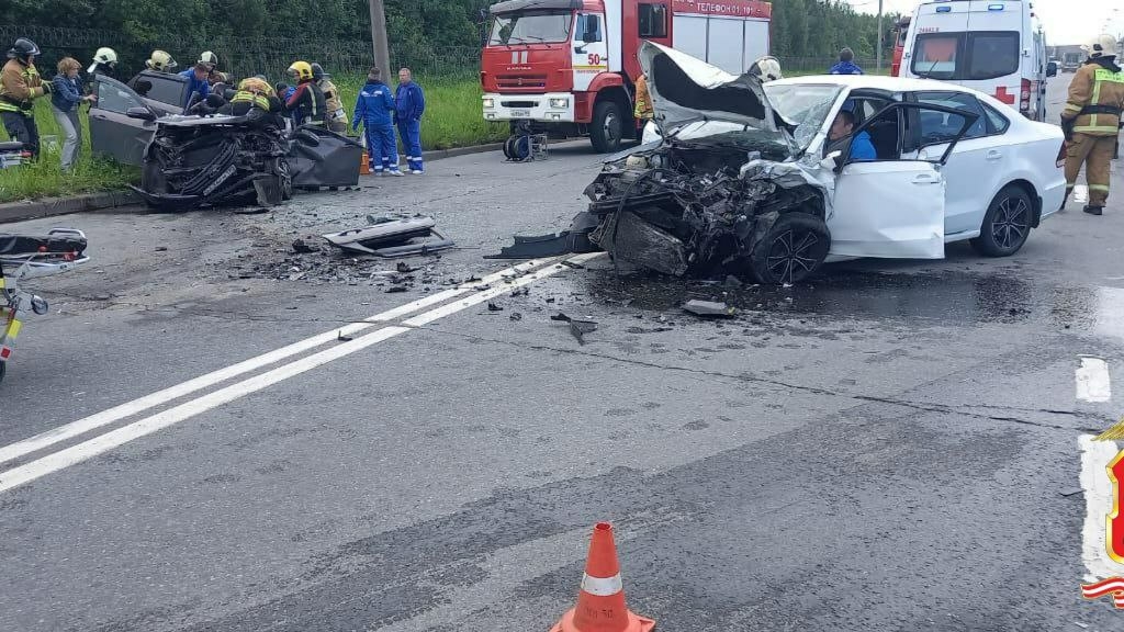 Оба капота вдребезги: в Шушарах пьяный водитель устроил аварию