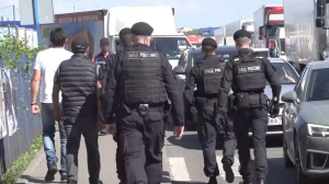 Рейд на оптовиков: полиция в ходе проверки рынков Петербурга нашла около 50 нелегалов