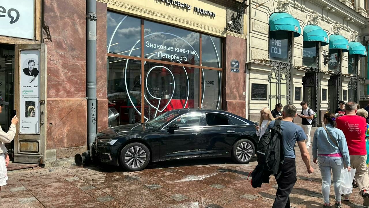 На Невском иномарка залетела на тротуар и врезалась в витрину магазина