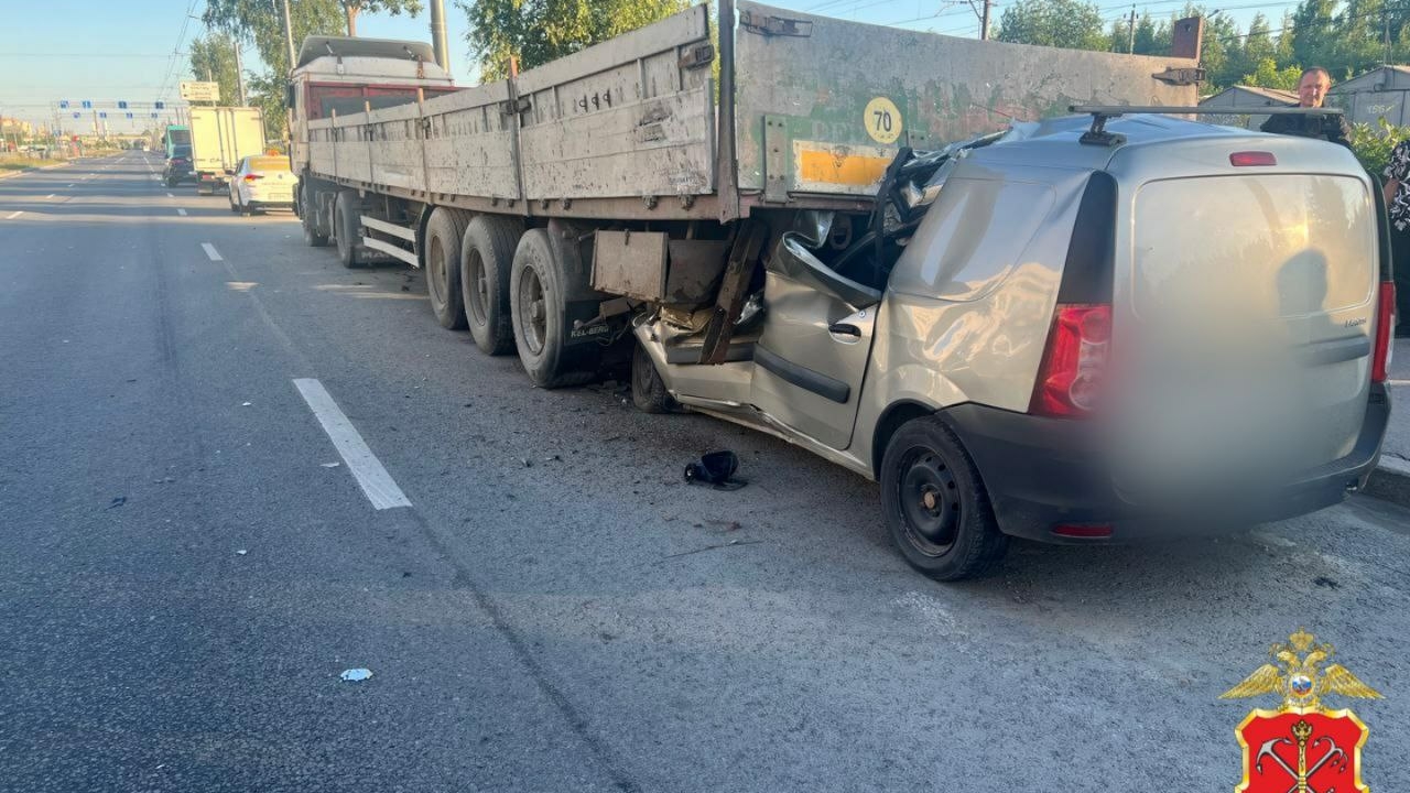 Водитель Lada погиб после встречи с прицепом грузовика