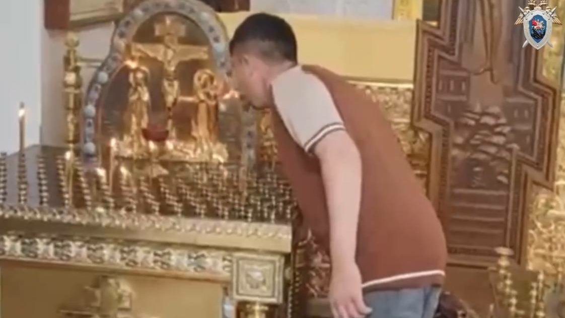 Кощунство в храме Москвы: юноша задул церковные свечи и избил прихожанку