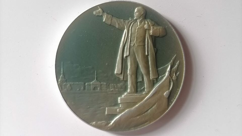 Пожилых петербуржцев обманывают, предлагая памятные медали к 9 Мая