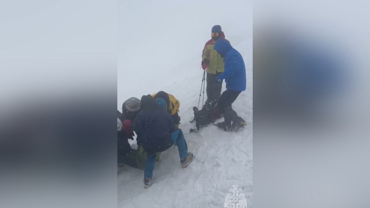 Смерть на вершине: альпинист погиб при восхождении на Эльбрус