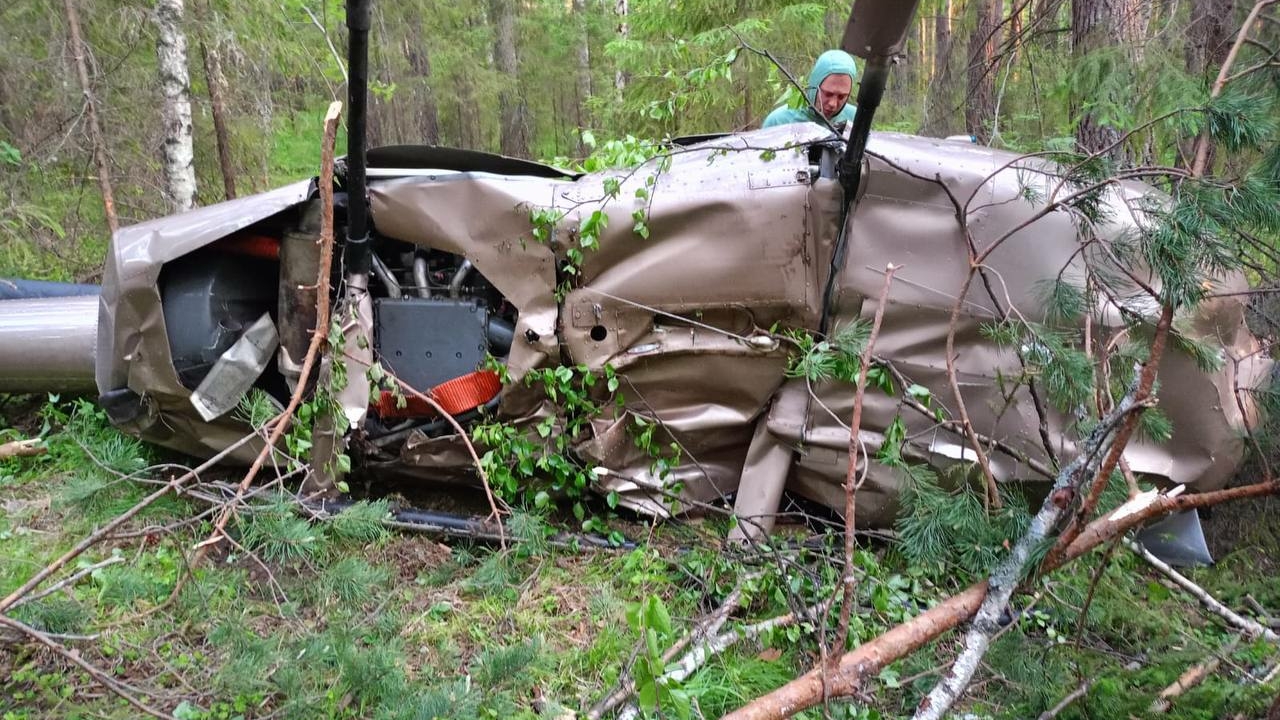 Два человека пострадали в результате крушения вертолета в Свердловской области