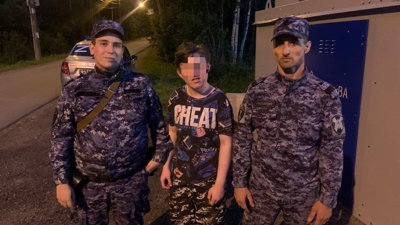 В Петербурге росгвардейцы нашли сбежавшего подростка в 30 км от детского лагеря