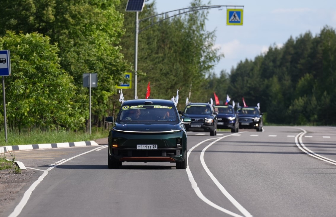 Автопробег «Дорогами Победы» выехал из Петербурга в Мурманск. Депутаты  посетят памятные места