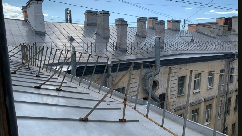 Нелегального экскурсовода по крышам Петербурга поймали за кражу 2 млн рублей из коммуналки