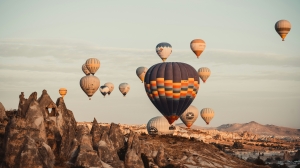 Опасная романтика: в Каппадокии 20 туристов на воздушном шаре чуть не разбился о скалы