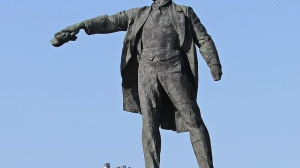Ленин в окружении рабочих: названы сроки реставрации памятника вождю