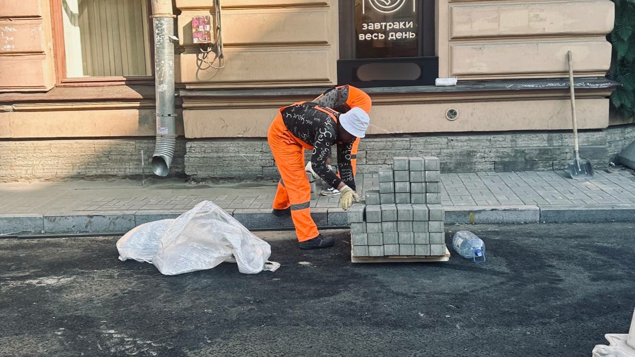 Стало известно, кто в Петербурге будет мыть остановки и латать дыры в асфальте