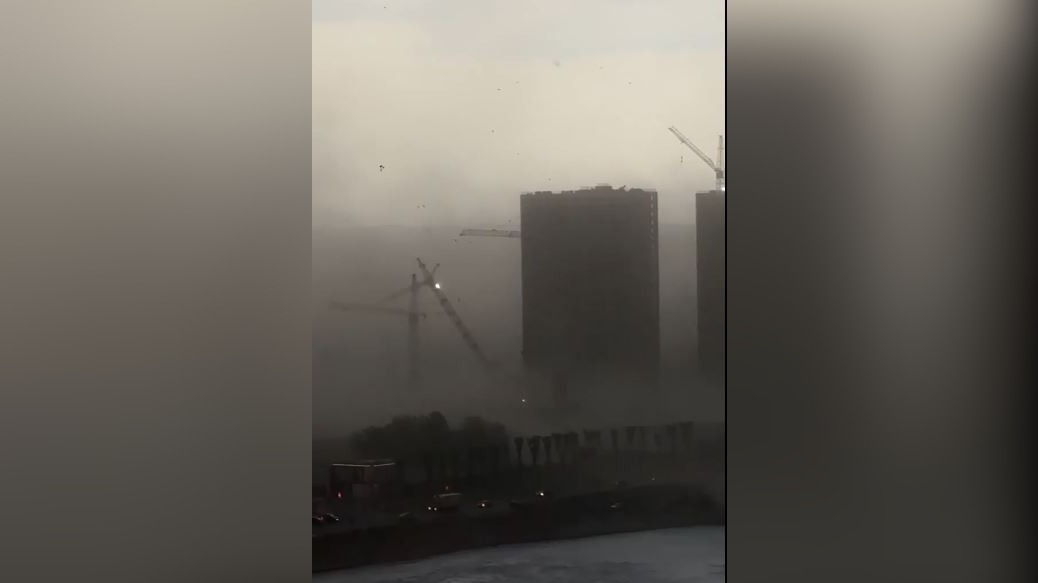 На Большевиков башенный кран рухнул из-за ураганного ветра