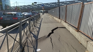 «Не выдержал долбежки»: петербуржцы засняли развалившийся тротуар вблизи стройки Московско-Дунайской развязки