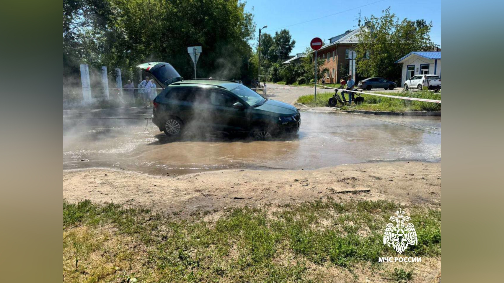 Спасатель погиб, пытаясь вытащить людей из кипящей ловушки