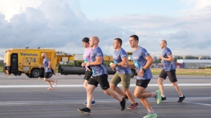 По взлетной полосе аэропорта Пулково пробежали 400 спортсменов