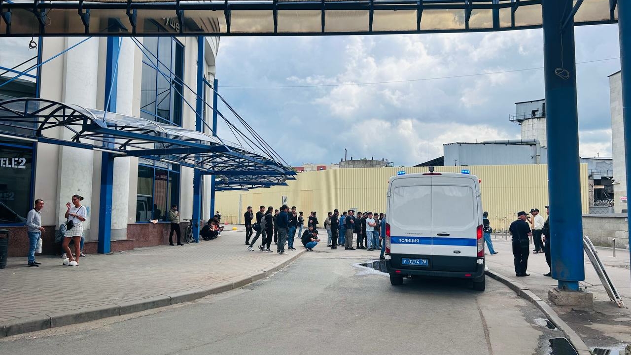 У станции метро «Дыбенко» полиция проверяет документы у мигрантов