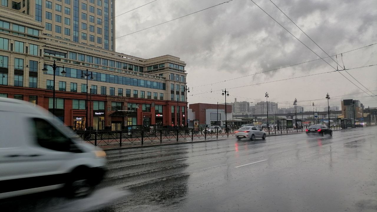Гроза и ливни: петербуржцев предупредили об ухудшении погоды в субботу