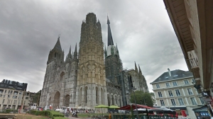 В Нормандии полностью потушили шпиль старинного собора