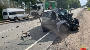 На автодороге «Нарва» водитель серого Hyundai скончался от лобового удара с грузовиком