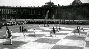 На Дворцовой спустя столетие повторят турнир с «живыми» шахматами