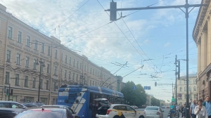 Троллейбус потерял «усики» из-за таксиста, поставившего Московский проспект в километровую пробку