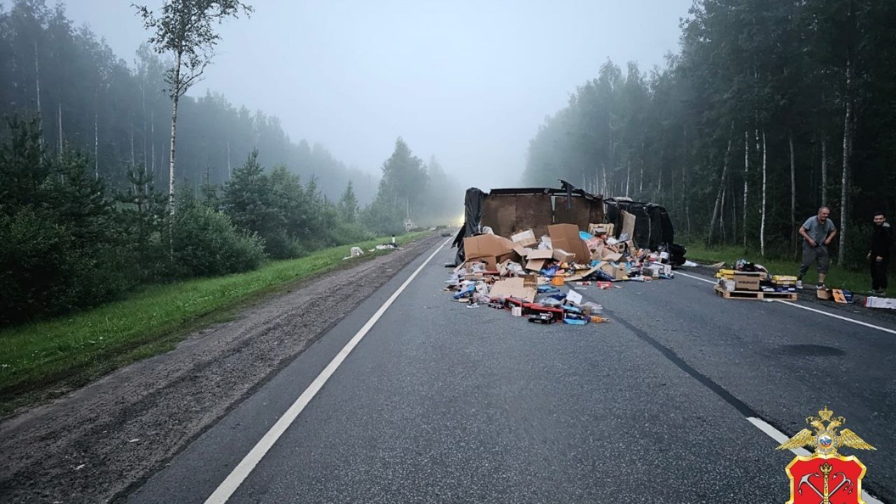 Водитель большегруза сильно пострадал на «Коле» в ДТП с «ГАЗом» и бензовозом