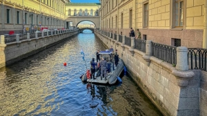 Боеприпас времен ВОВ нашли в воде у Зимнего Дворца