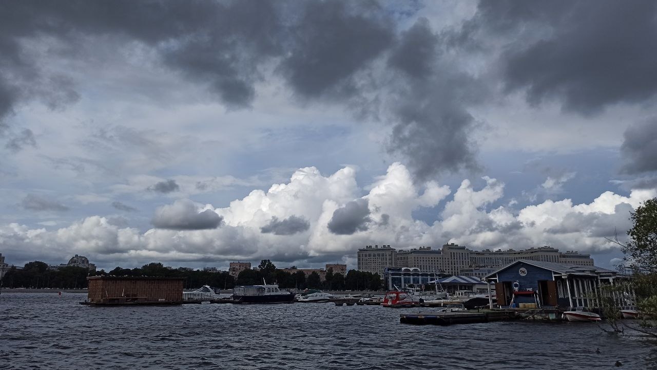 Очень крепкий ветер продолжит сдувать петербуржцев