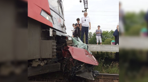 «Ласточка» смяла выехавший на ж/д пути Ленобласти автомобиль