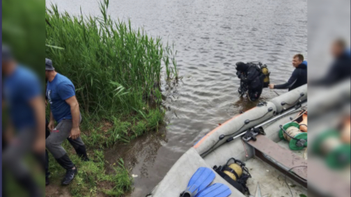 Водолазы достали со дня реки Луга труп утонувшего парня