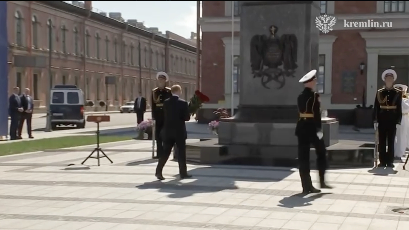 Памятник Федору Ушакову на площади Труда украсили архитектурной подсветкой