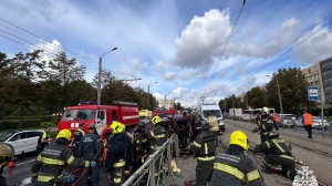 В Петербурге МЧС вытащила троих из перевернутой машины