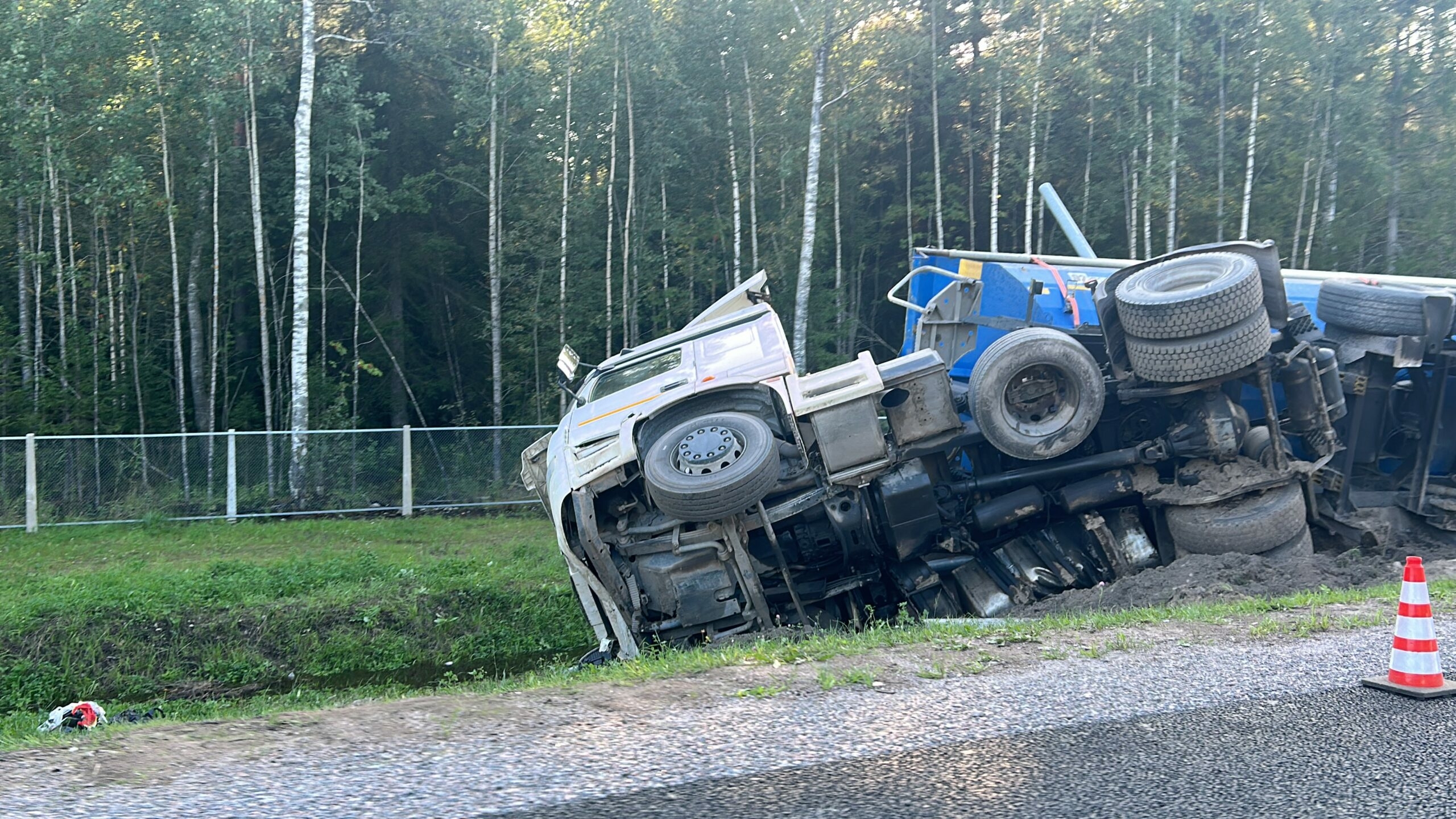 Грузовик перевернулся и засыпал трассу А-181 песком и гравием под Выборгом