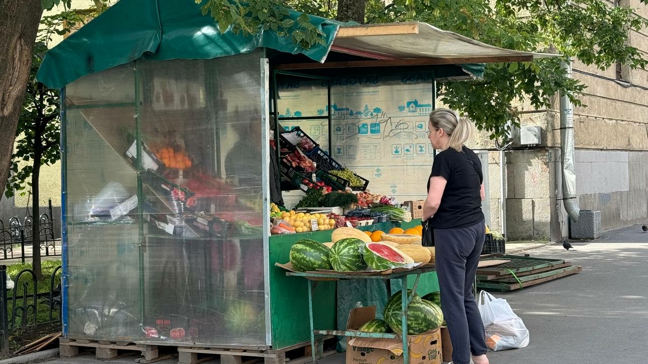 Попросившего оголиться покупательницу рынка в Новосибирске 17-летнего мигранта уволили