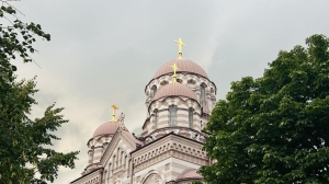 Люди идут к мощам святого Иоанна Кронштадтского в ожидании чудес