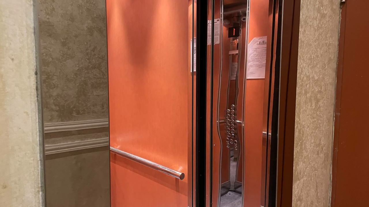 Петербургский трубочист встретит Новый 2026 год в компании правоохранителей за драку в лифте