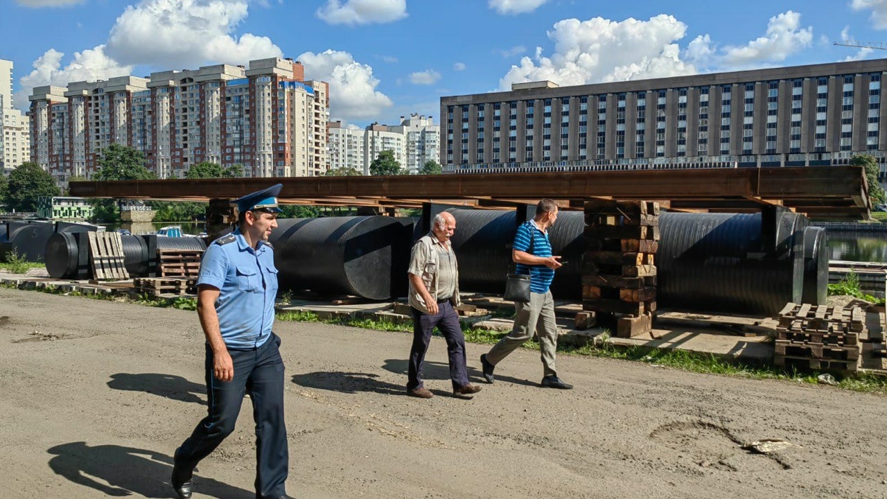 Приставы взяли на контроль соблюдение запрета на строительство плавучих домов в Галерной гавани