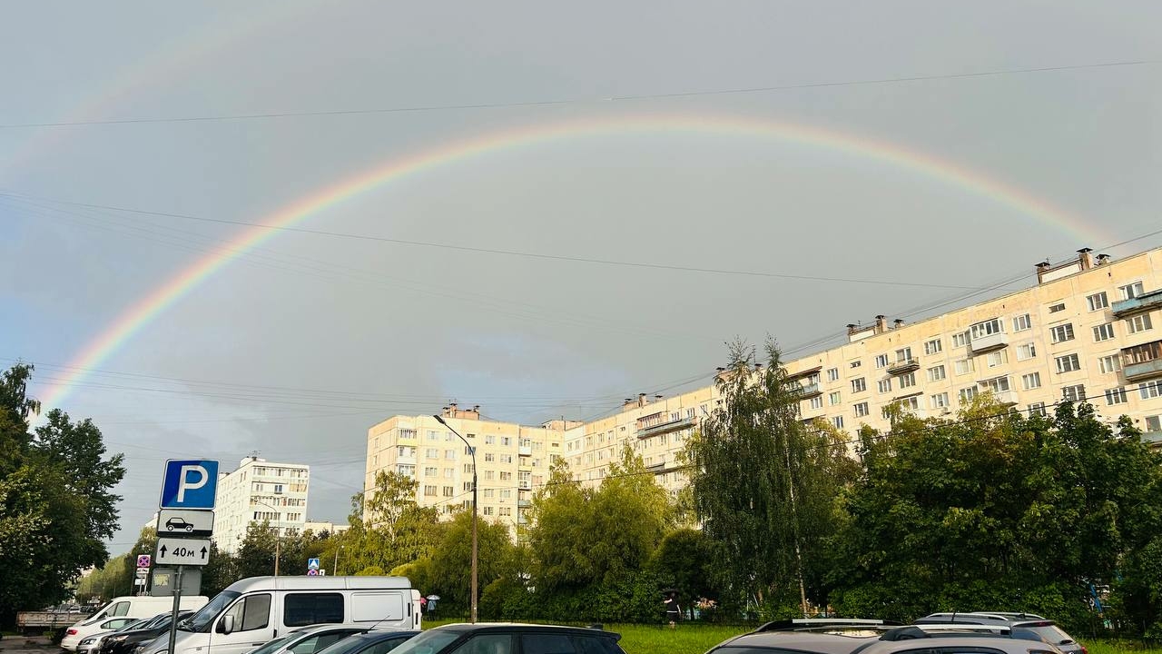 Прохожие в восторге: петербургское небо озарила двойная радуга