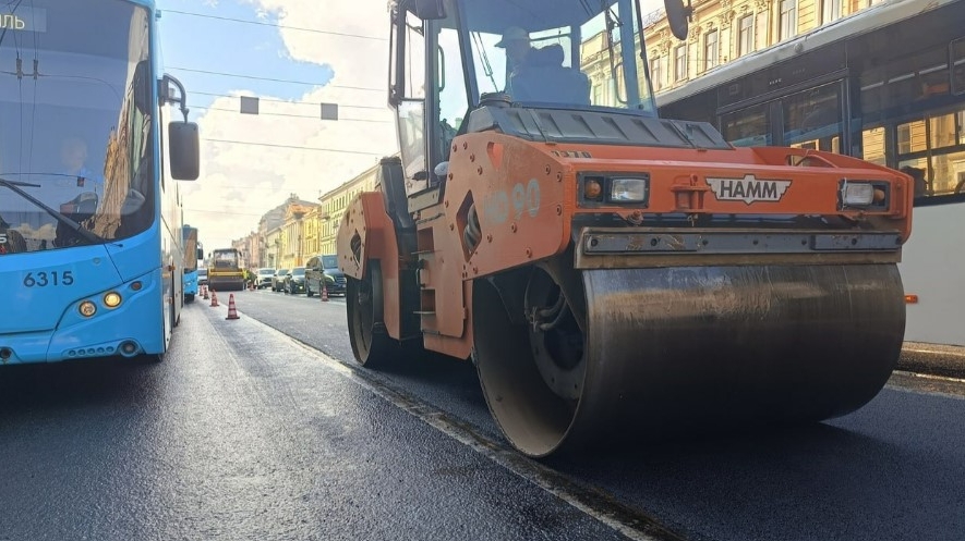 Без шума и пыли: дорожники устранили колею на Невском проспекте