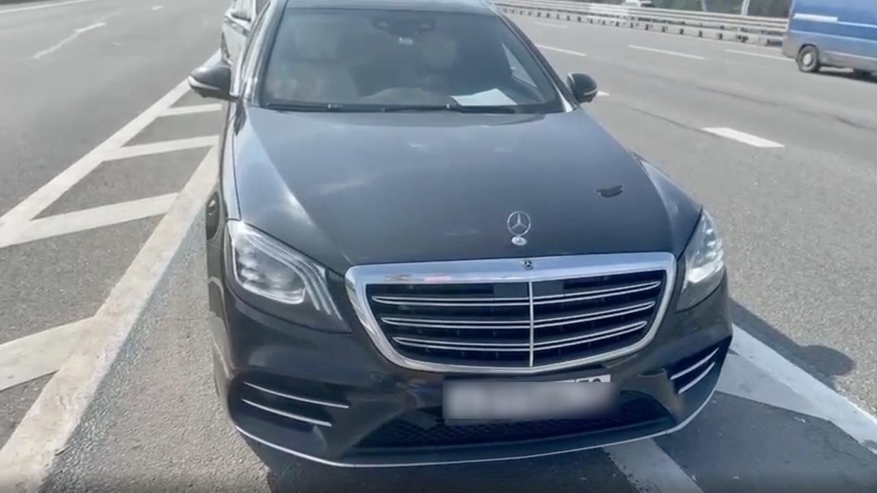 В Петербурге полиция задержала лихача на Mercedes с незаконными «сигналками»