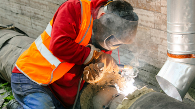 Трубы сгорели, но не до конца: в Петербурге ищут покупателей на старый металл, оставшийся после демонтажа труб