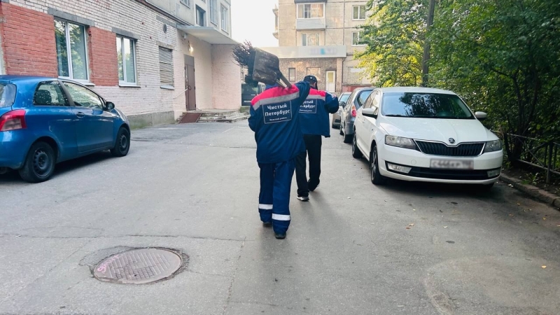 Дворники теперь обязаны кланяться жильцам? В Петербурге придумали, как возродить ЖКХ